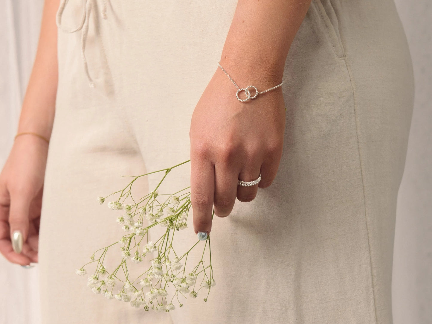 Hopeinen rannekoru naisella