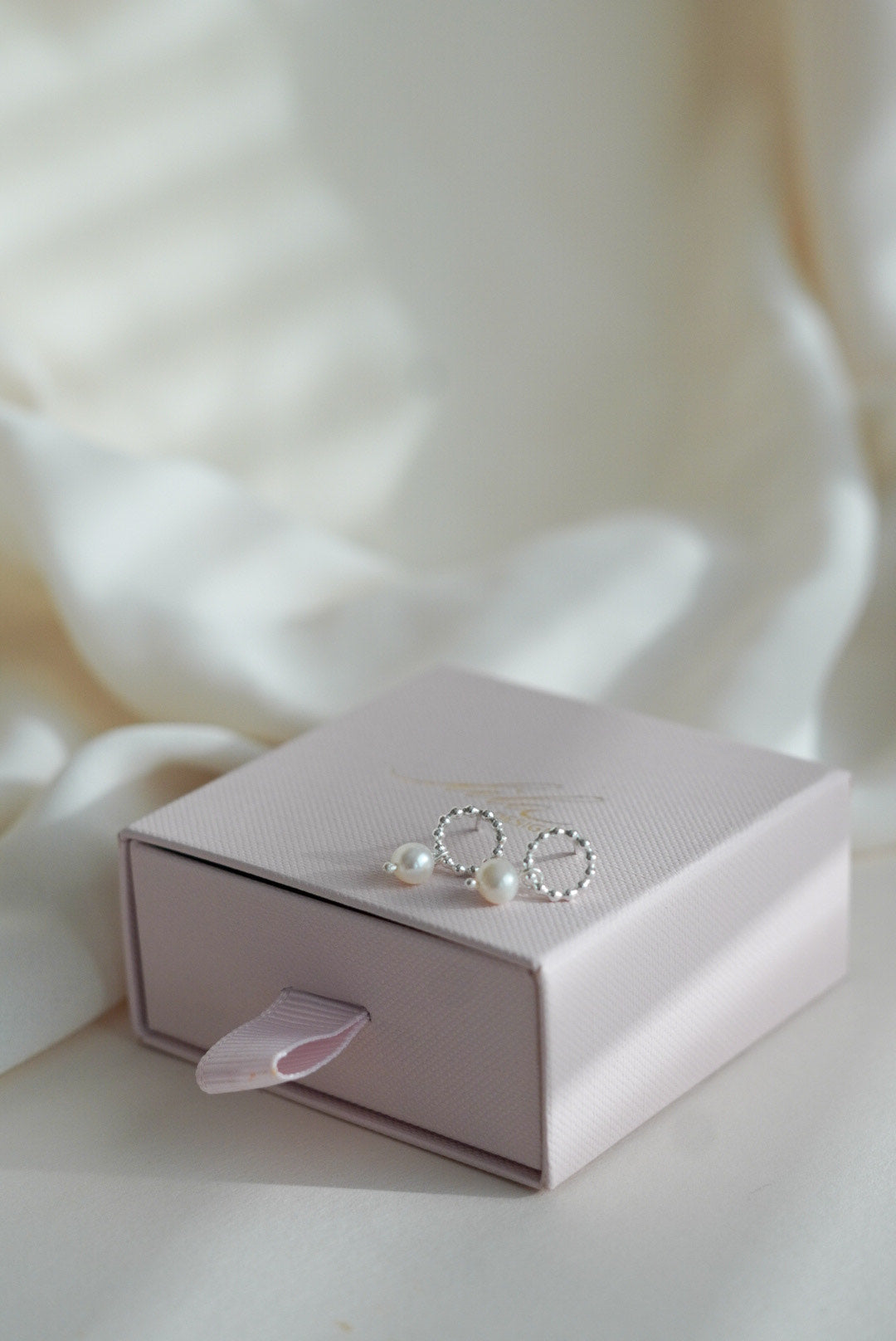 pyöreät pienet helmikorvakorut