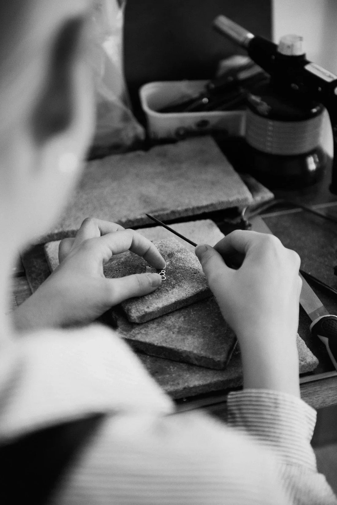 Hopeakorujen valmistus