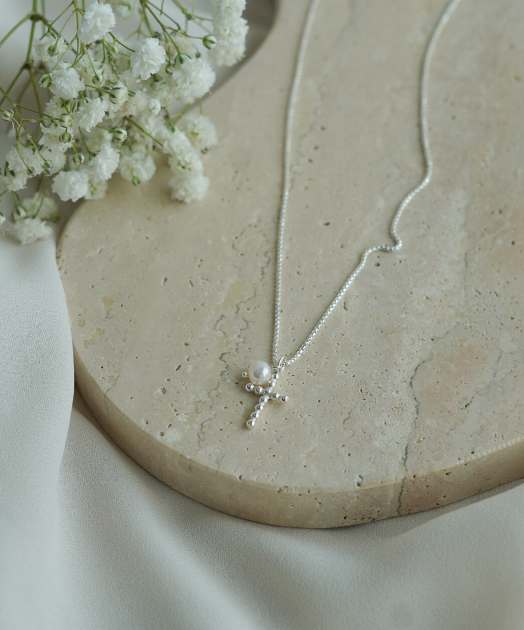 pieni rippiristi_helmellä risti_siro rippiristi_ristikaulakoru helmellä