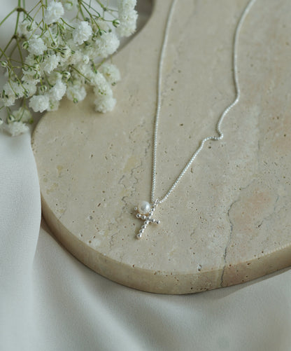 pieni rippiristi_helmellä risti_siro rippiristi_ristikaulakoru helmellä