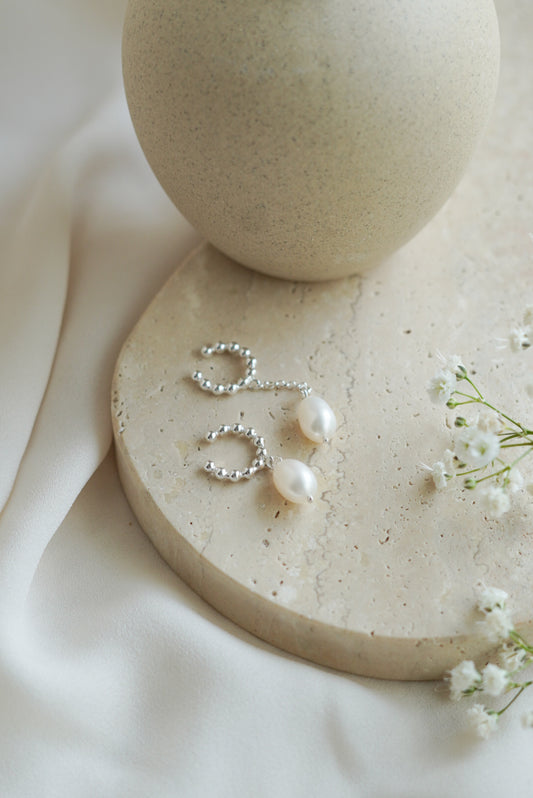 Ear cuff ilman lävistystä ja aito makeanvedenhelmi