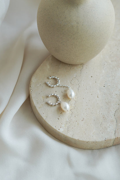 Ear cuff ilman lävistystä ja aito makeanvedenhelmi LiLa