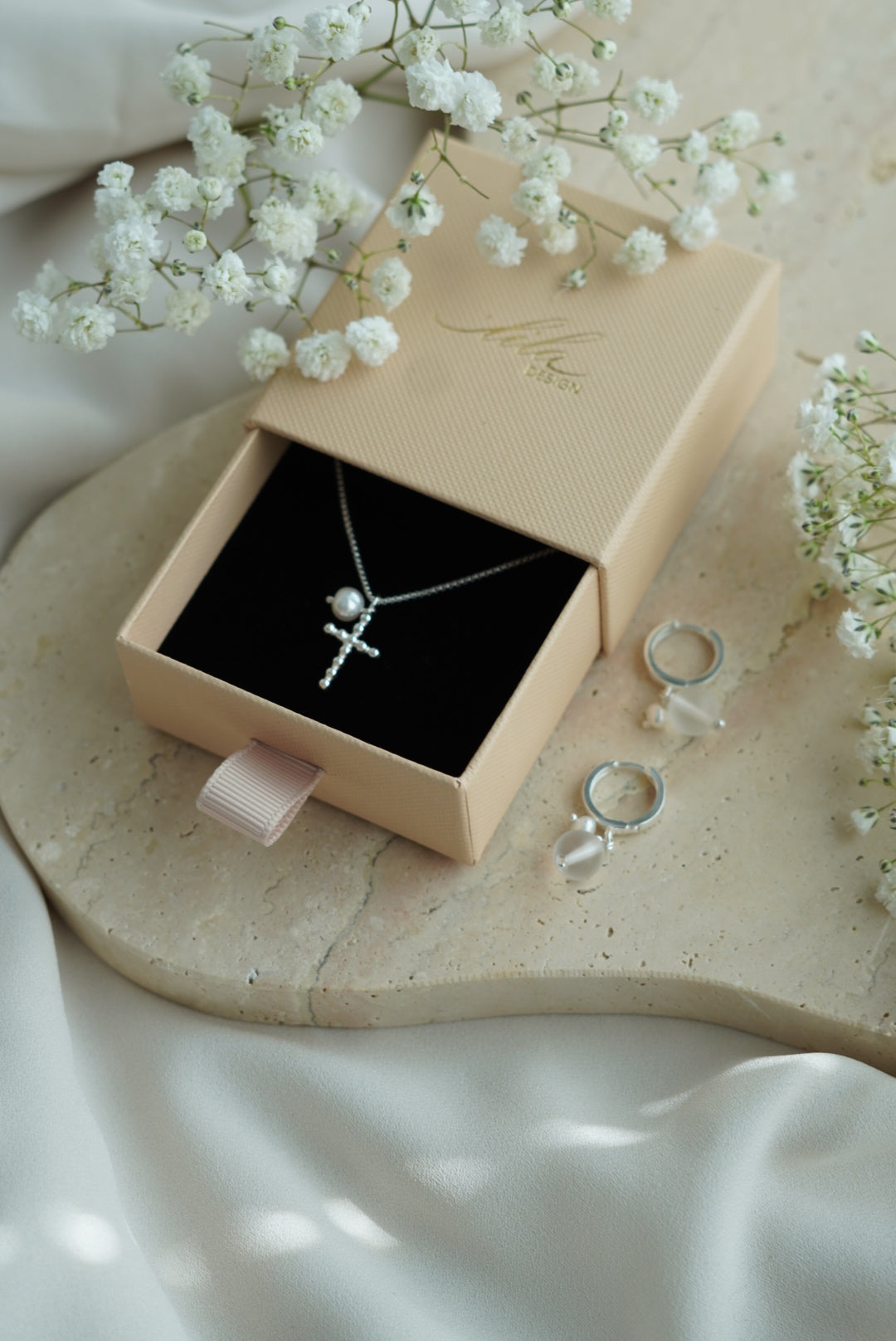 palloristi helmillä_kotimainen rippiristi_ristikoru helmellä_tytölle rippiritsi