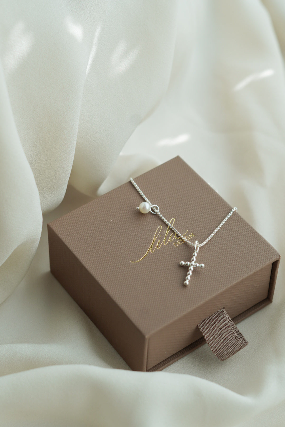 sirorippiristi_helmi ja risti kaulakorussa_pieni rippiristi kaulakoru_tytölle rippiisti koru