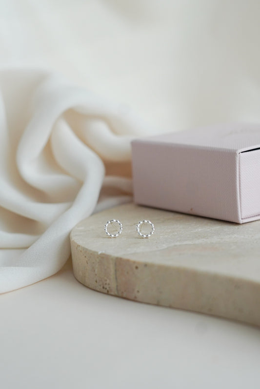 Pienet pyöreät hopeakorvakorut