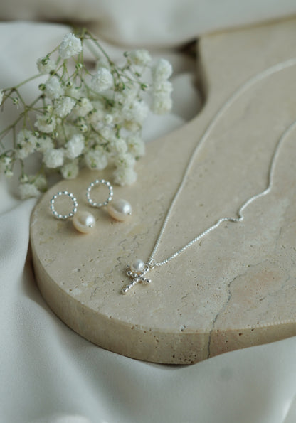 kotimainen rippiristi helmellä_valkoinen helmi ja risti_hopeinan risti helmellä_bubbel risti